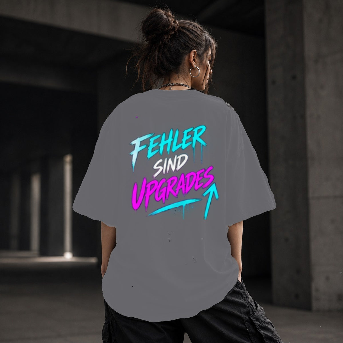 Neon Vibe Damen Oversized T-Shirt – Fehler sind Upgrades – DTF Backprint in Grau, Größe 5XL