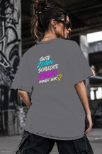 Neon Vibe Damen Oversized T-Shirt – Gute Zeiten schlechte Zeiten immer wir – DTF Backprint in Grau, Größe 5XL