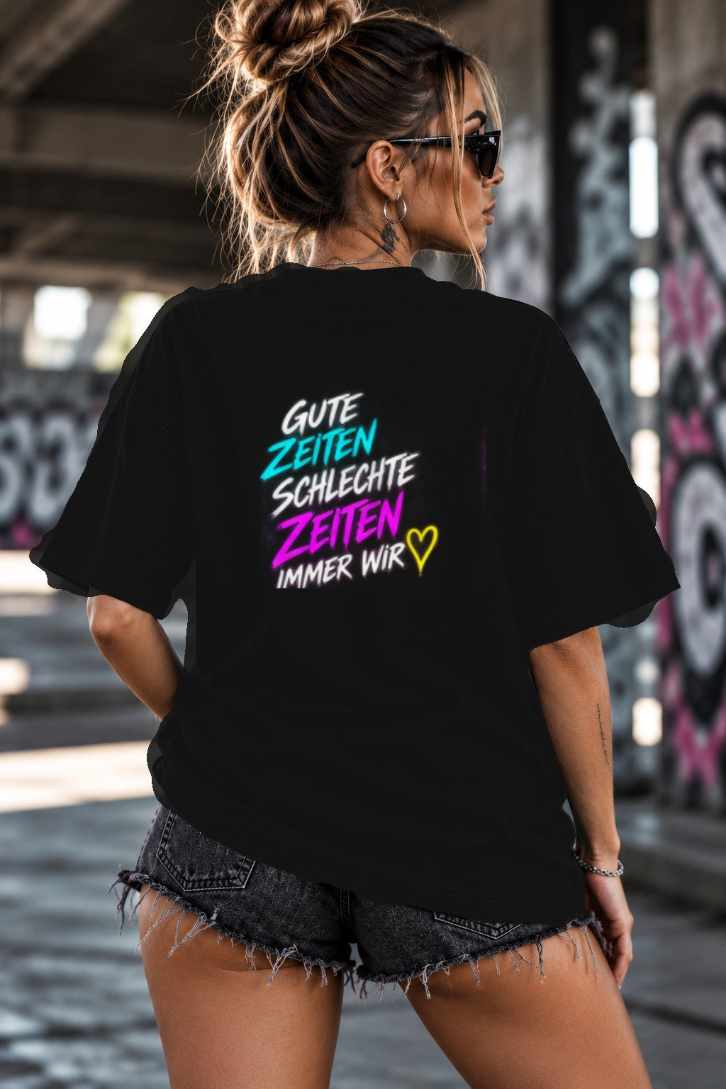 Neon Vibe Damen Oversized T-Shirt – Gute Zeiten schlechte Zeiten immer wir – DTF Backprint in Schwarz, Größe 5XL