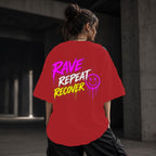 Neon Vibe Damen Oversized T-Shirt – Rave Repeat Recover – DTF Backprint in Rot, Größe 5XL