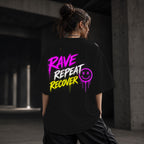 Neon Vibe Damen Oversized T-Shirt – Rave Repeat Recover – DTF Backprint in Schwarz, Größe 5XL