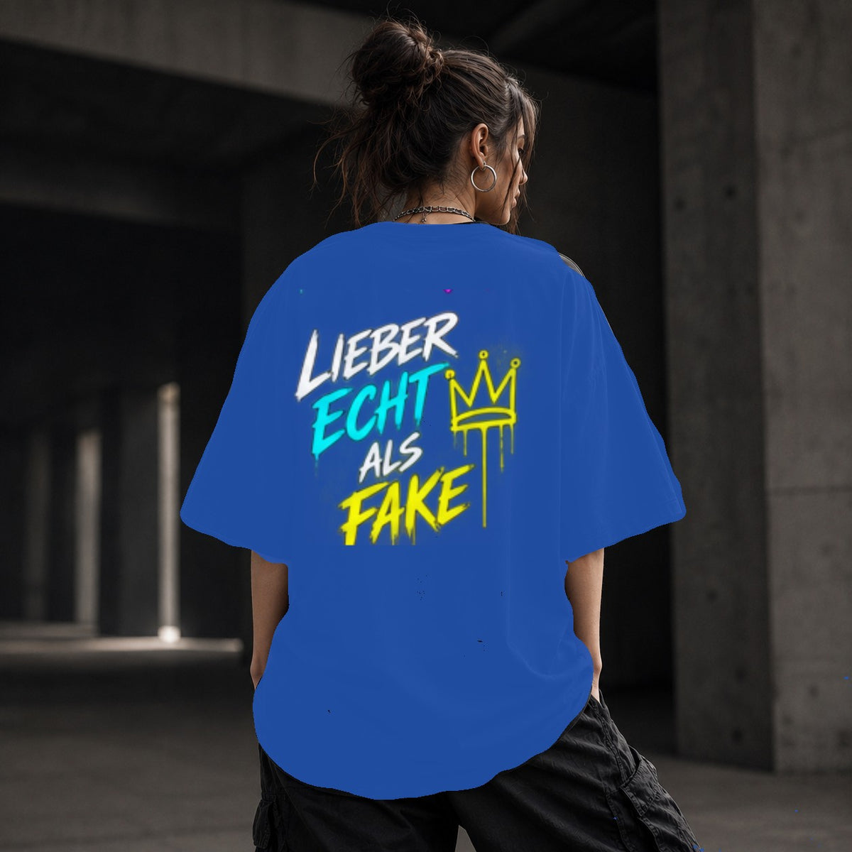 Neon Vibe Damen Oversized T-Shirt – Lieber echt als fake – DTF Backprint in Blau, Größe 5XL