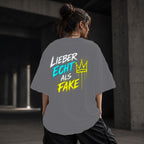Neon Vibe Damen Oversized T-Shirt – Lieber echt als fake – DTF Backprint in Grau, Größe 5XL