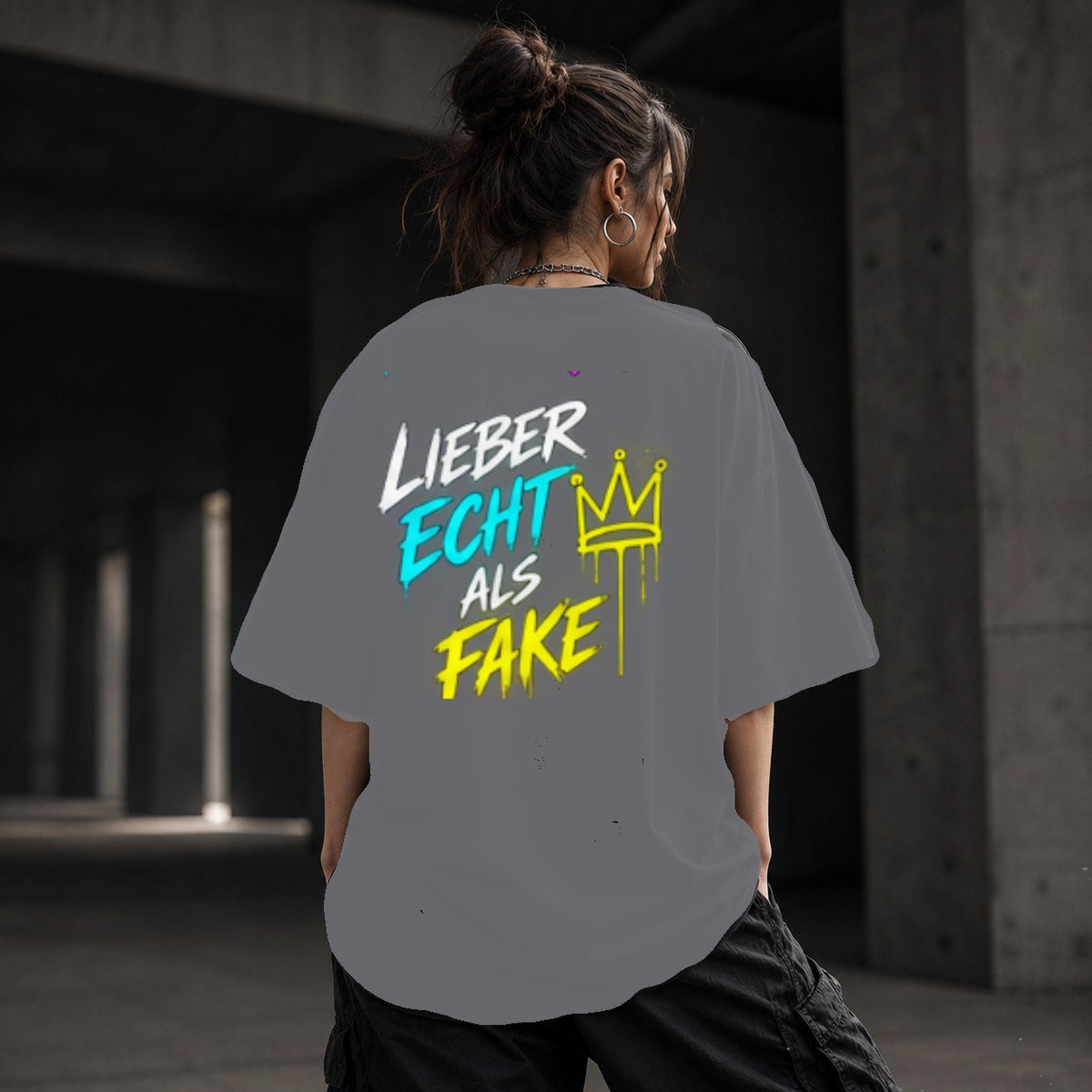 Neon Vibe Damen Oversized T-Shirt – Lieber echt als fake – DTF Backprint in Grau, Größe 5XL