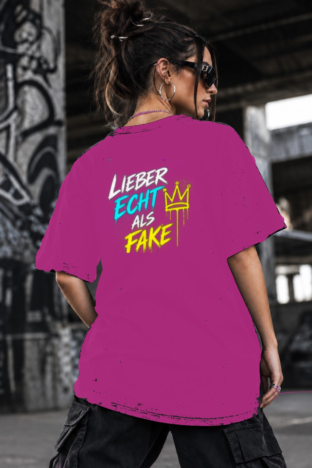 Neon Vibe Damen Oversized T-Shirt – Lieber echt als fake – DTF Backprint in Pink, Größe 5XL
