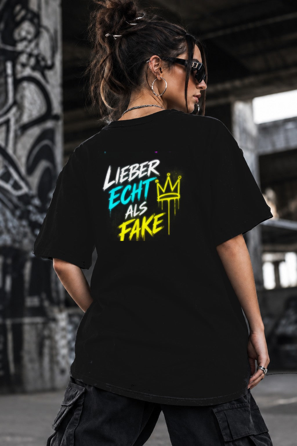 Neon Vibe Damen Oversized T-Shirt – Lieber echt als fake – DTF Backprint in Schwarz, Größe 5XL