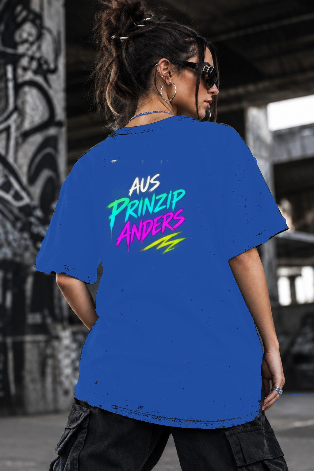 Neon Vibe Damen Oversized T-Shirt – Aus Prinzip anders – DTF Backprint in Blau, Größe 5XL