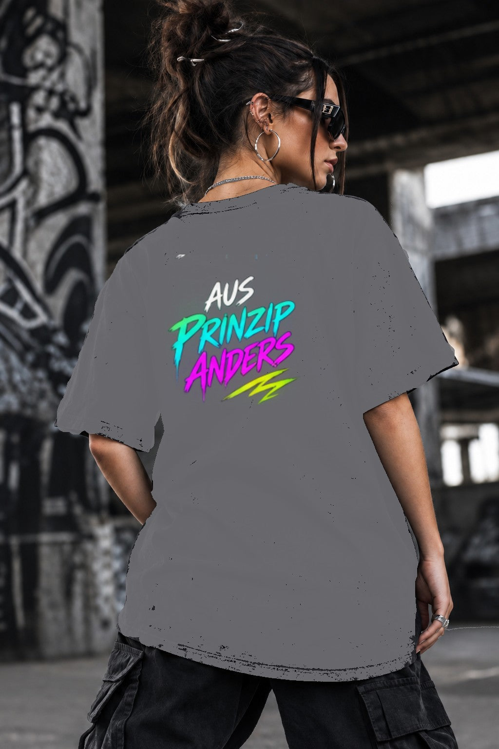 Neon Vibe Damen Oversized T-Shirt – Aus Prinzip anders – DTF Backprint in Grau, Größe 5XL