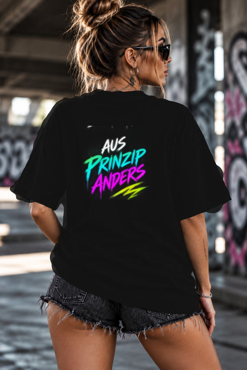 Neon Vibe Damen Oversized T-Shirt – Aus Prinzip anders – DTF Backprint in Schwarz, Größe 5XL