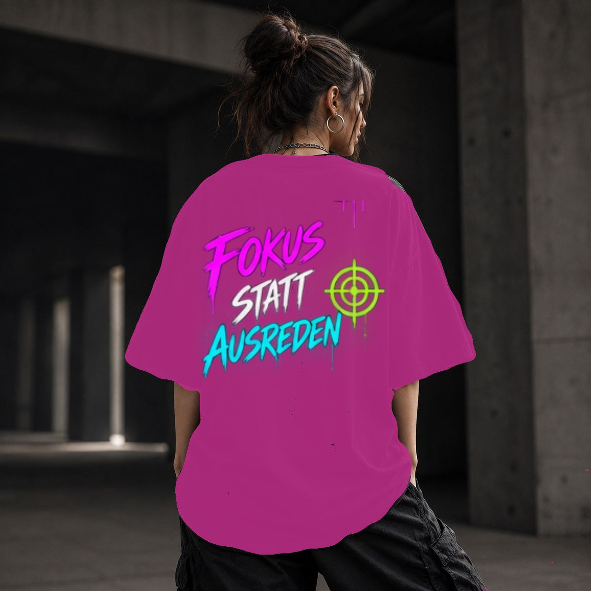 Neon Vibe Damen Oversized T-Shirt – Fokus statt Ausreden – DTF Backprint in Pink, Größe 5XL