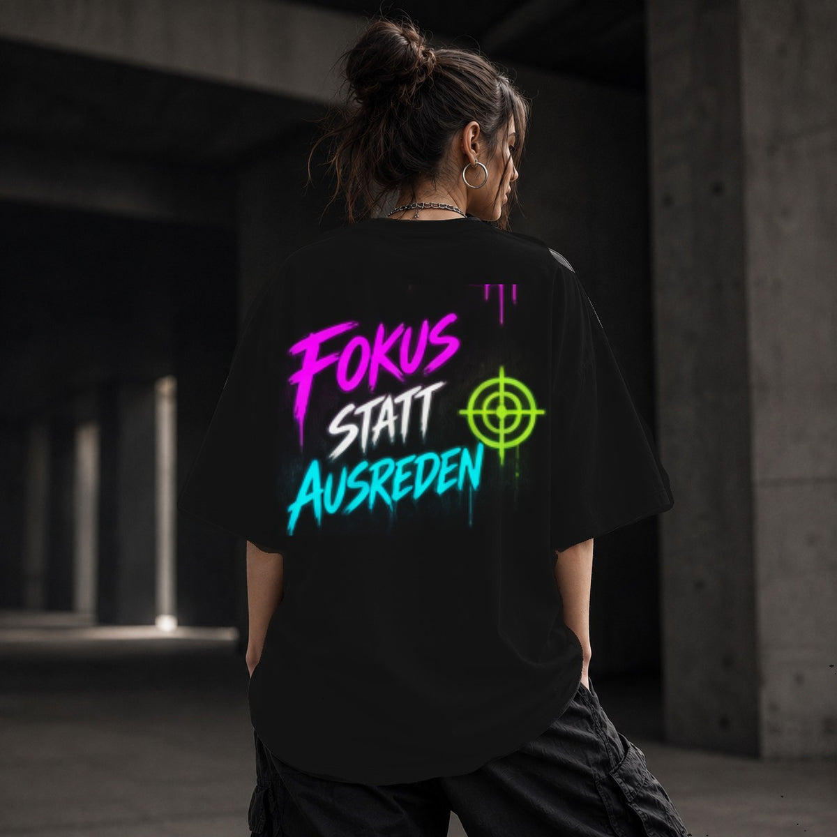 Neon Vibe Damen Oversized T-Shirt – Fokus statt Ausreden – DTF Backprint in Schwarz, Größe 5XL