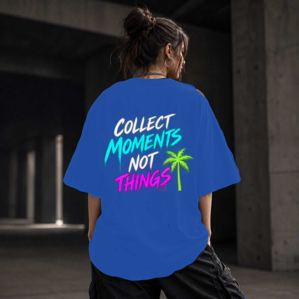 Neon Vibe Damen Oversized T-Shirt – Collect Moments Not Things – DTF Backprint in Blau, Größe 5XL