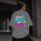 Neon Vibe Damen Oversized T-Shirt – Collect Moments Not Things – DTF Backprint in Grau, Größe 5XL