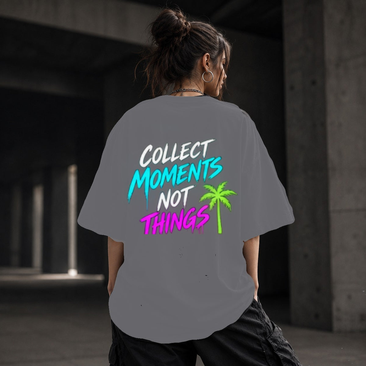 Neon Vibe Damen Oversized T-Shirt – Collect Moments Not Things – DTF Backprint in Grau, Größe 5XL