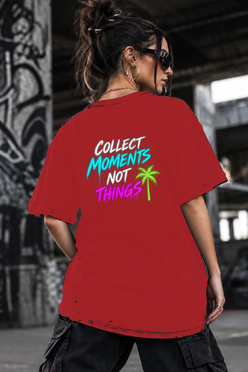 Neon Vibe Damen Oversized T-Shirt – Collect Moments Not Things – DTF Backprint in Rot, Größe 5XL