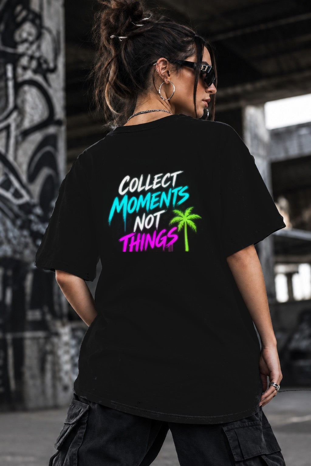Neon Vibe Damen Oversized T-Shirt – Collect Moments Not Things – DTF Backprint in Schwarz, Größe 5XL