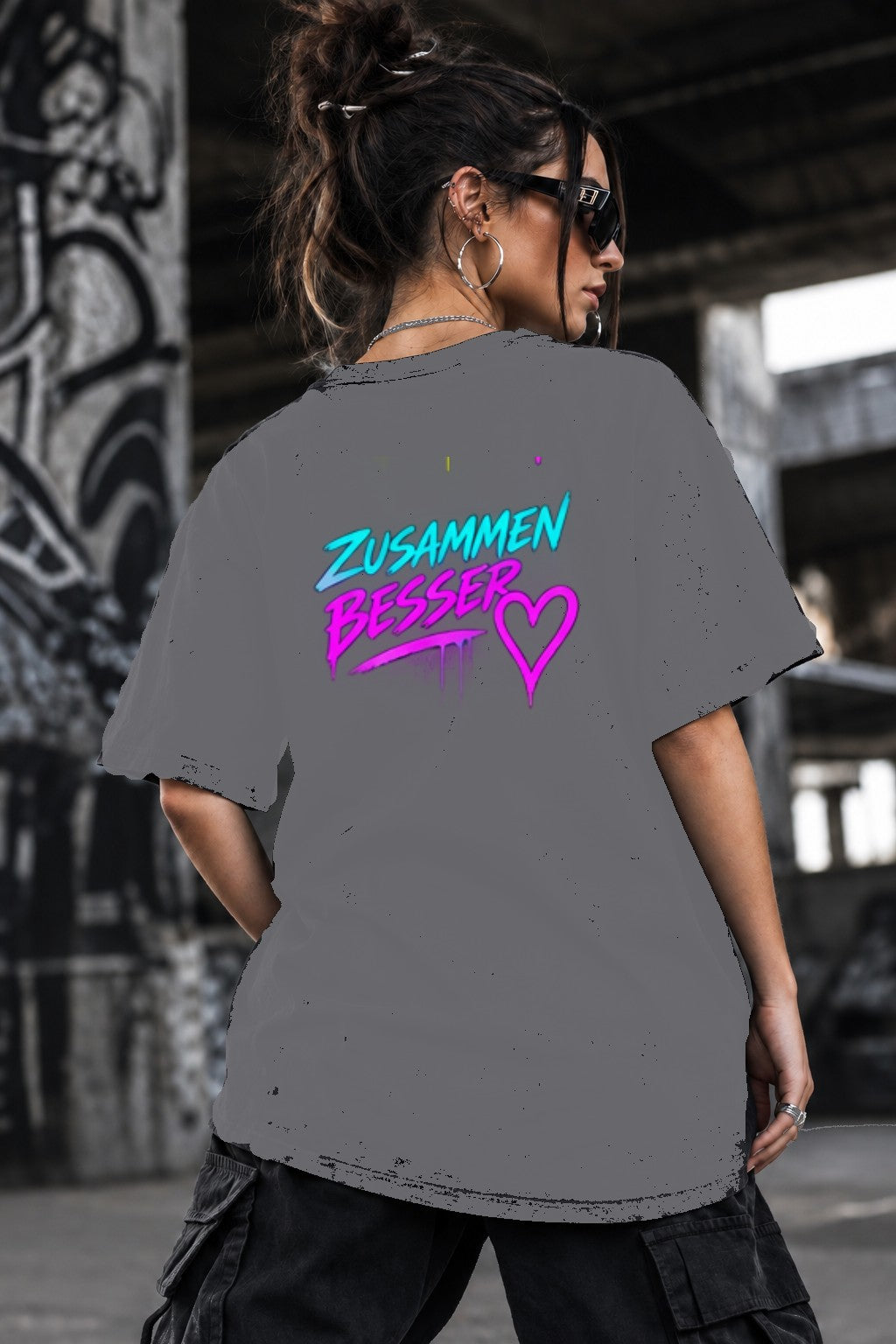 Neon Vibe Damen Oversized T-Shirt – Zusammen besser – DTF Backprint in Grau, Größe 5XL