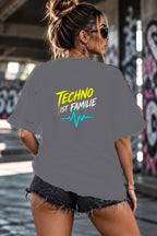 Neon Vibe Damen Oversized T-Shirt – Techno ist Familie – DTF Backprint in Grau, Größe 5XL