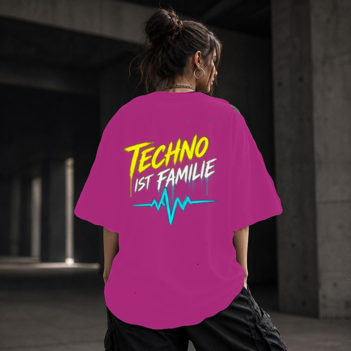 Neon Vibe Damen Oversized T-Shirt – Techno ist Familie – DTF Backprint in Pink, Größe 5XL