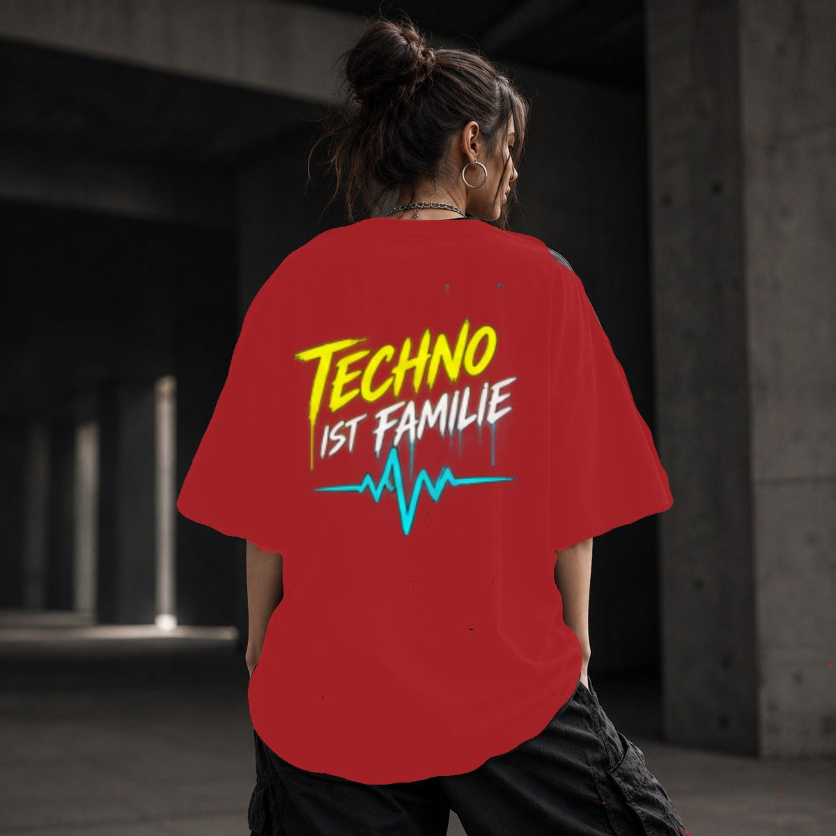Neon Vibe Damen Oversized T-Shirt – Techno ist Familie – DTF Backprint in Rot, Größe 5XL