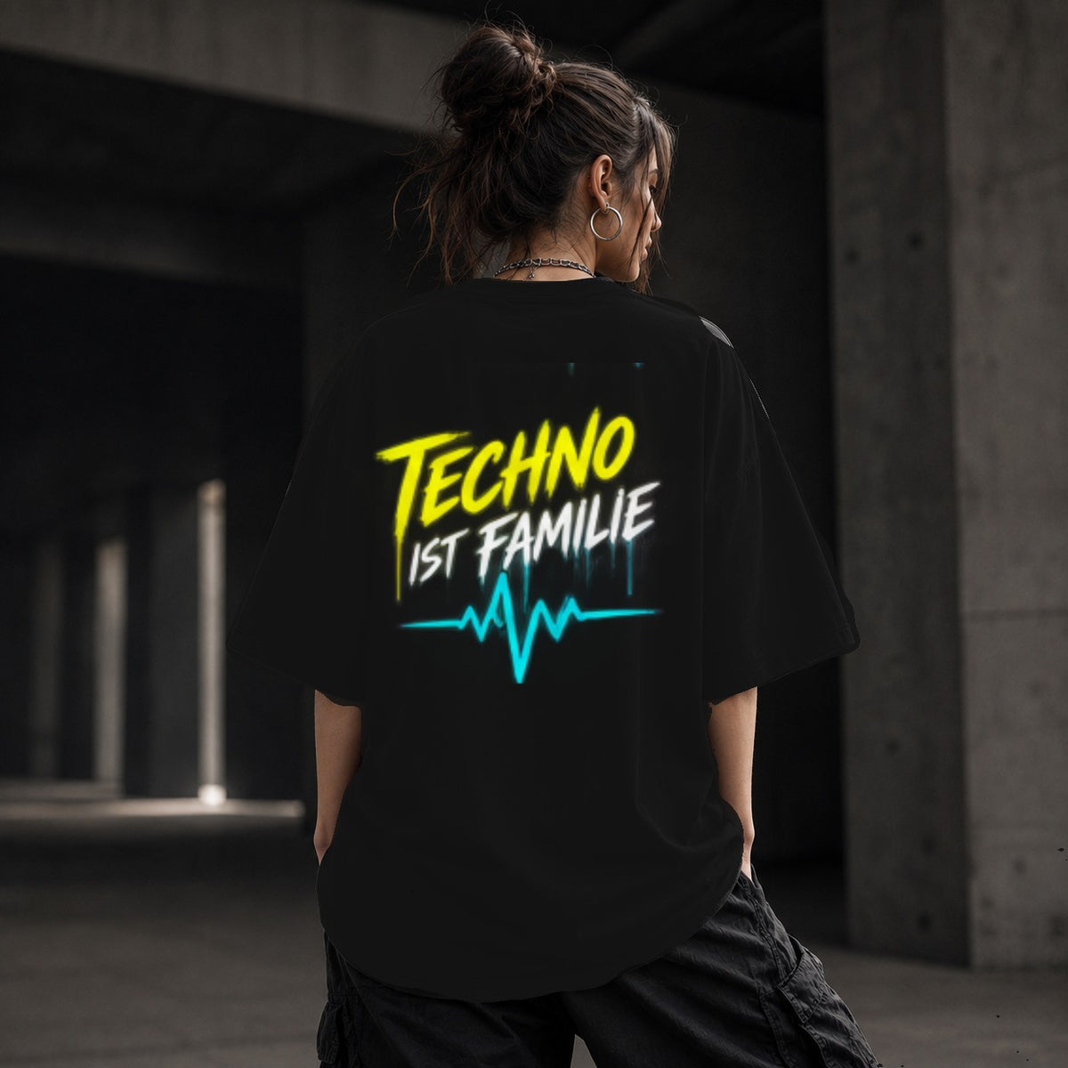 Neon Vibe Damen Oversized T-Shirt – Techno ist Familie – DTF Backprint in Schwarz, Größe 5XL