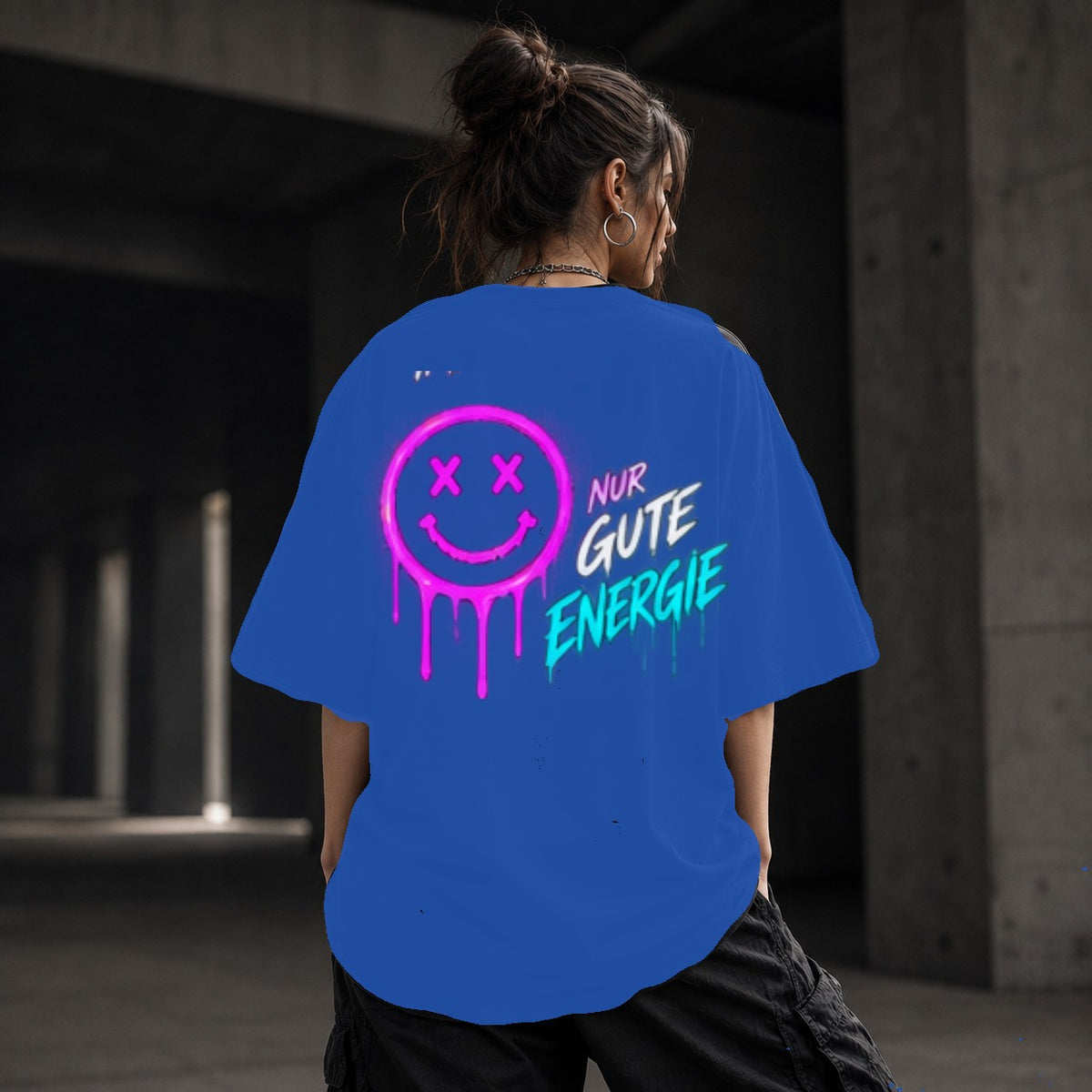Neon Vibe Damen Oversized T-Shirt – Nur gute Energie – DTF Backprint in Blau, Größe 5XL