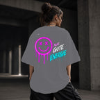 Neon Vibe Damen Oversized T-Shirt – Nur gute Energie – DTF Backprint in Grau, Größe 5XL
