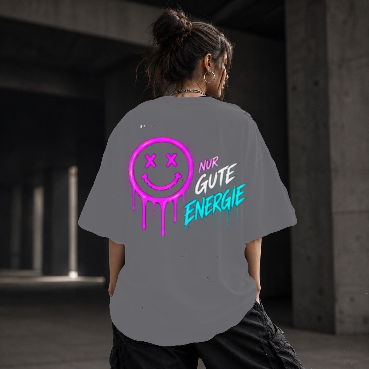 Neon Vibe Damen Oversized T-Shirt – Nur gute Energie – DTF Backprint in Grau, Größe 5XL