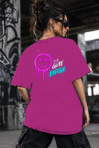 Neon Vibe Damen Oversized T-Shirt – Nur gute Energie – DTF Backprint in Pink, Größe 5XL