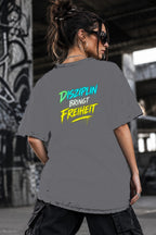 Neon Vibe Damen Oversized T-Shirt – Disziplin bringt Freiheit – DTF Backprint in Grau, Größe 5XL