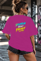 Neon Vibe Damen Oversized T-Shirt – Disziplin bringt Freiheit – DTF Backprint in Pink, Größe 5XL