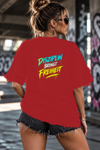 Neon Vibe Damen Oversized T-Shirt – Disziplin bringt Freiheit – DTF Backprint in Rot, Größe 5XL