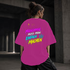 Neon Vibe Damen Oversized T-Shirt – Manchmal muss man einfach machen – DTF Backprint in Pink, Größe 5XL