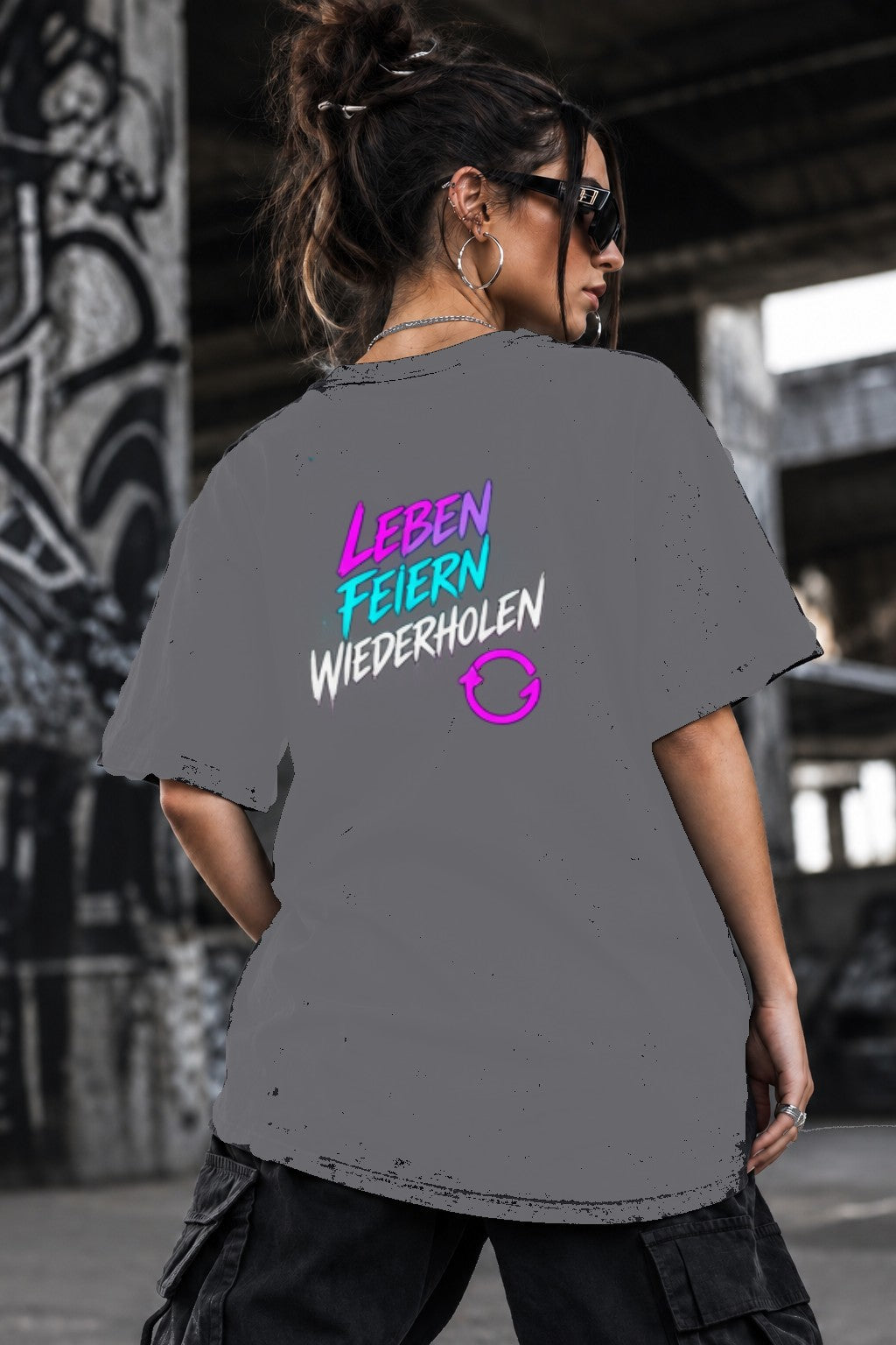 Neon Vibe Damen Oversized T-Shirt – Leben feiern wiederholen – DTF Backprint in Grau, Größe 5XL