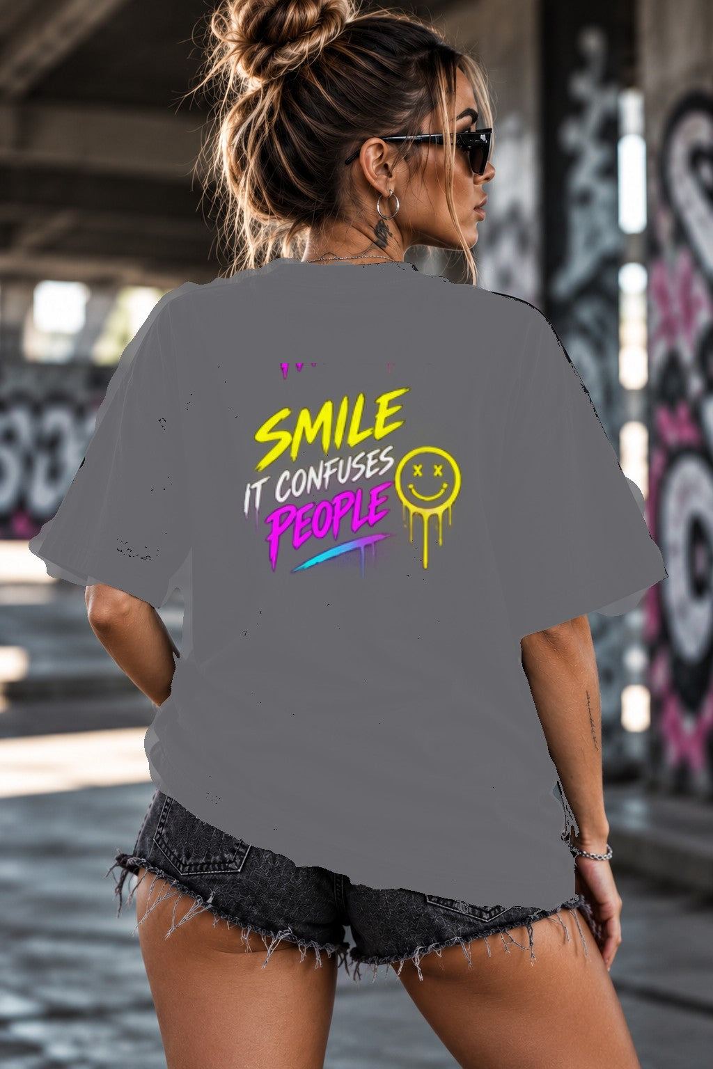 Neon Vibe Damen Oversized T-Shirt – Smile It Confuses People – DTF Backprint in Grau, Größe 5XL