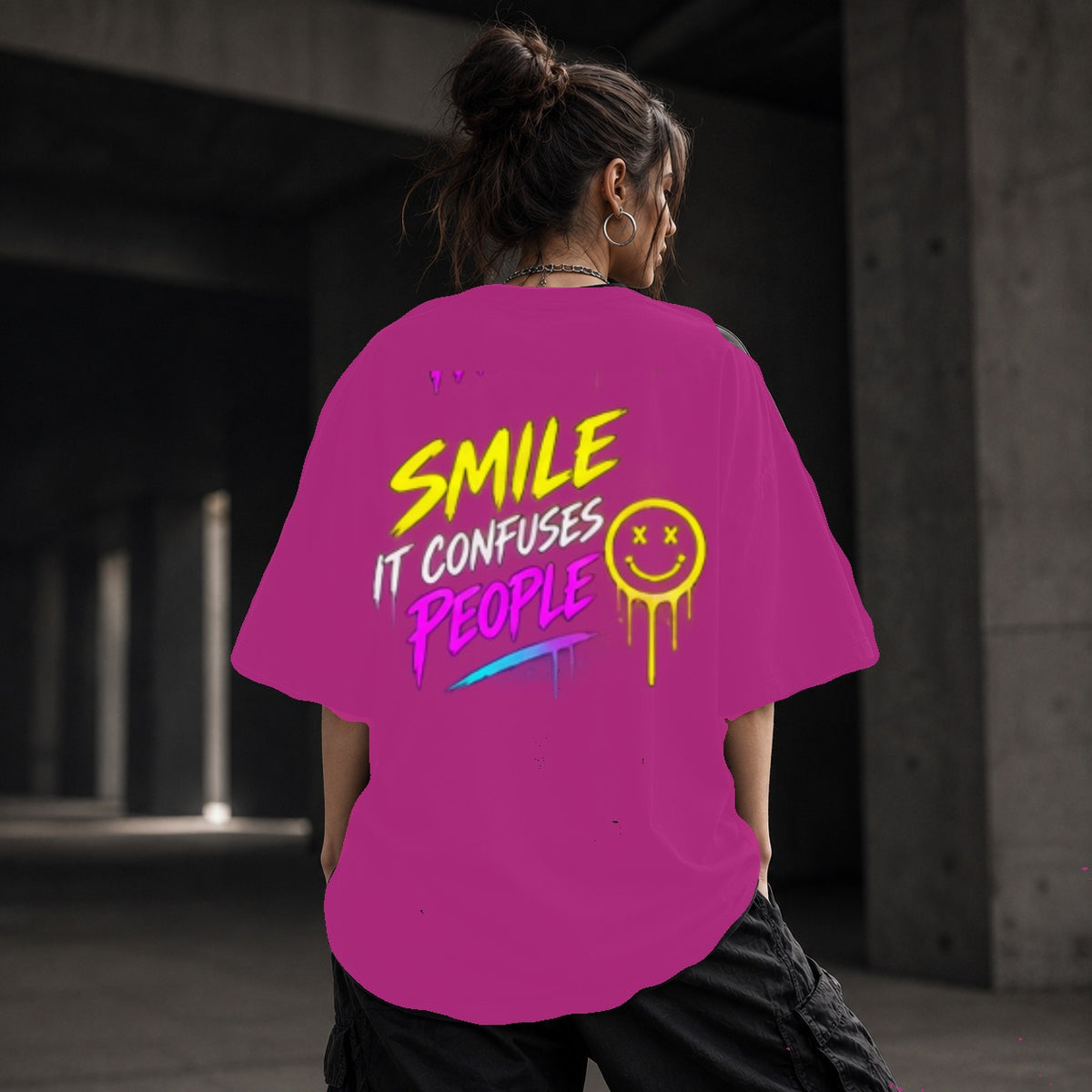 Neon Vibe Damen Oversized T-Shirt – Smile It Confuses People – DTF Backprint in Pink, Größe 5XL