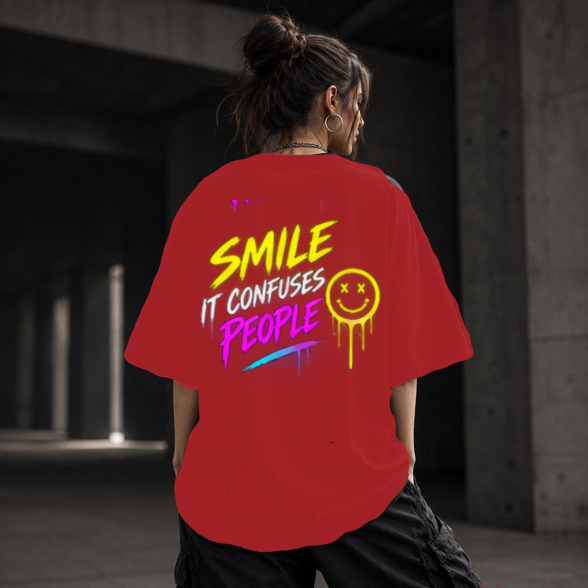 Neon Vibe Damen Oversized T-Shirt – Smile It Confuses People – DTF Backprint in Rot, Größe 5XL