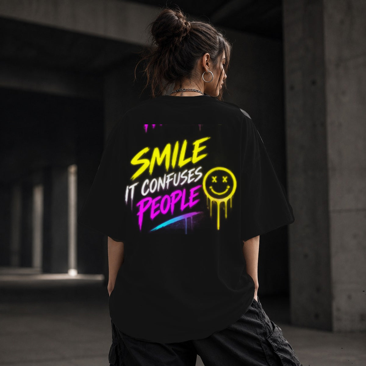Neon Vibe Damen Oversized T-Shirt – Smile It Confuses People – DTF Backprint in Schwarz, Größe 5XL