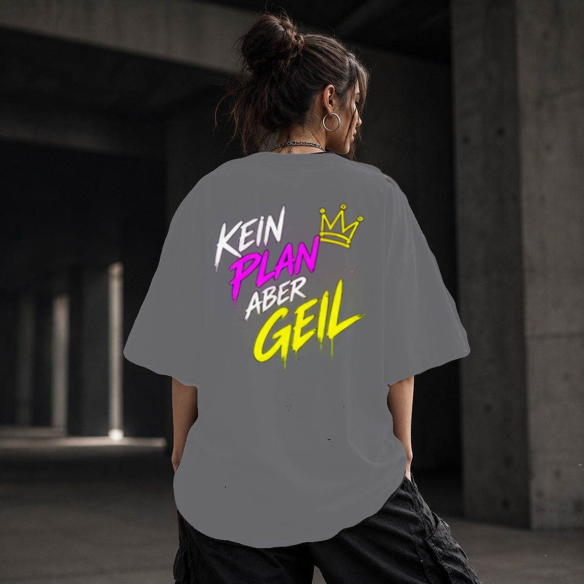 Neon Vibe Damen Oversized T-Shirt – Kein Plan aber geil – DTF Backprint in Grau, Größe 5XL