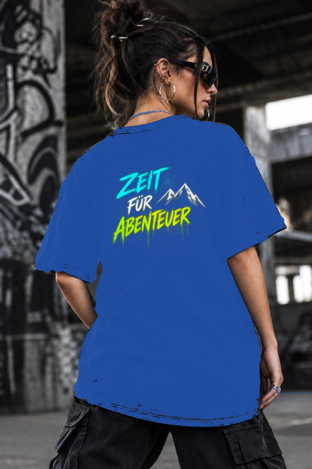 Neon Vibe Damen Oversized T-Shirt – Zeit für Abenteuer – DTF Backprint in Blau, Größe 5XL