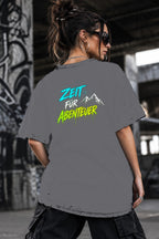 Neon Vibe Damen Oversized T-Shirt – Zeit für Abenteuer – DTF Backprint in Grau, Größe 5XL