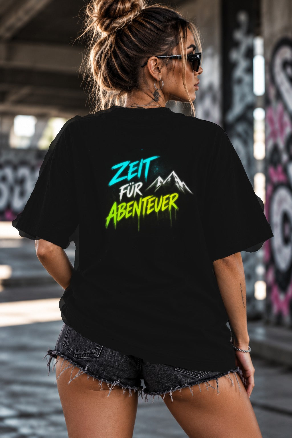 Neon Vibe Damen Oversized T-Shirt – Zeit für Abenteuer – DTF Backprint in Schwarz, Größe 5XL