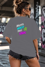Neon Vibe Damen Oversized T-Shirt – Nachts wach tags stark – DTF Backprint in Grau, Größe 5XL