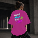 Neon Vibe Damen Oversized T-Shirt – Nachts wach tags stark – DTF Backprint in Pink, Größe 5XL