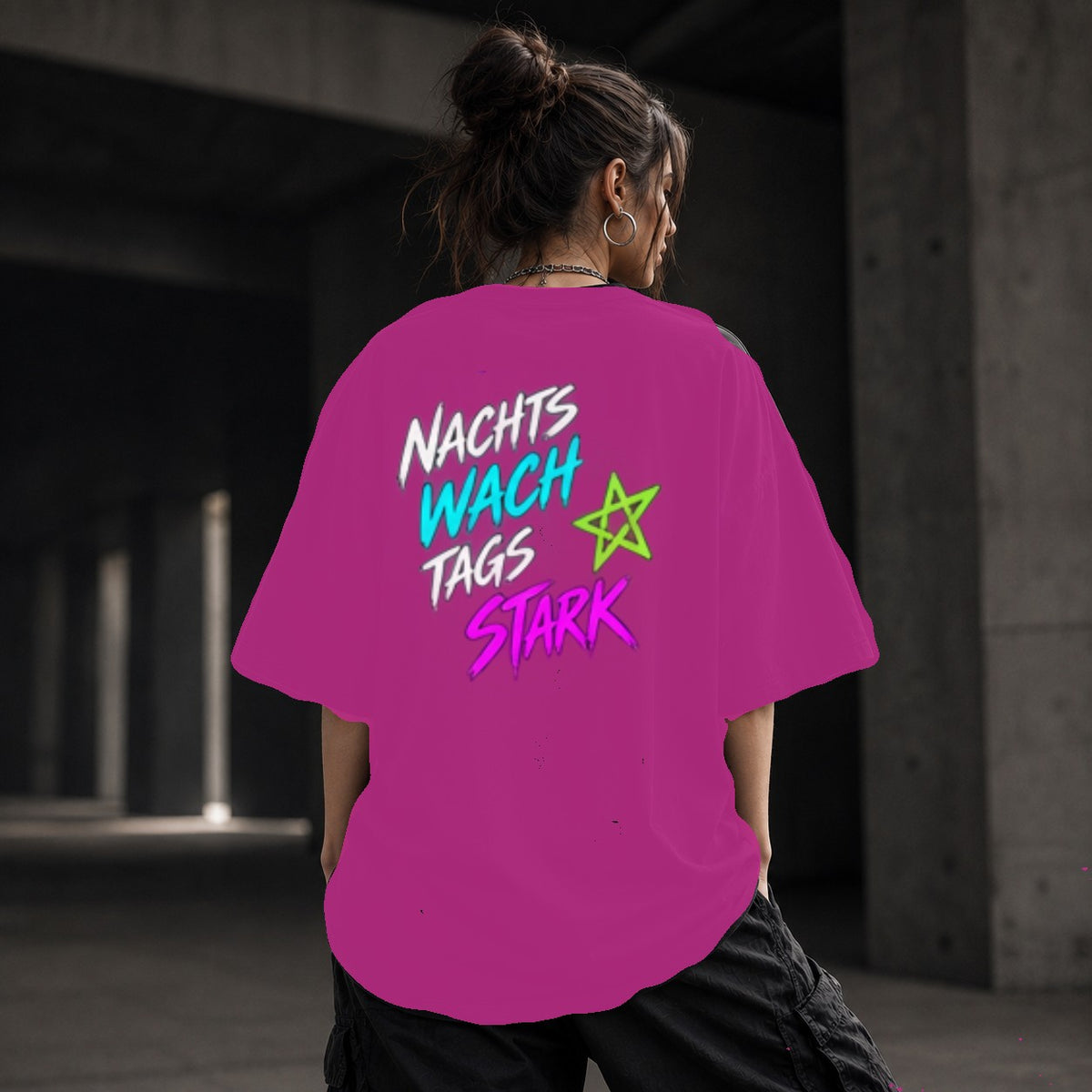 Neon Vibe Damen Oversized T-Shirt – Nachts wach tags stark – DTF Backprint in Pink, Größe 5XL