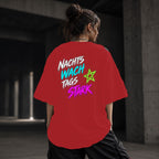Neon Vibe Damen Oversized T-Shirt – Nachts wach tags stark – DTF Backprint in Rot, Größe 5XL