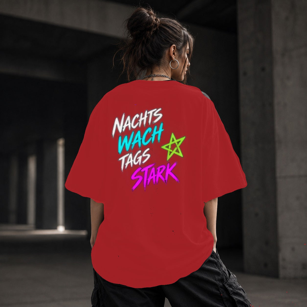 Neon Vibe Damen Oversized T-Shirt – Nachts wach tags stark – DTF Backprint in Rot, Größe 5XL