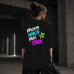 Neon Vibe Damen Oversized T-Shirt – Nachts wach tags stark – DTF Backprint in Schwarz, Größe 5XL
