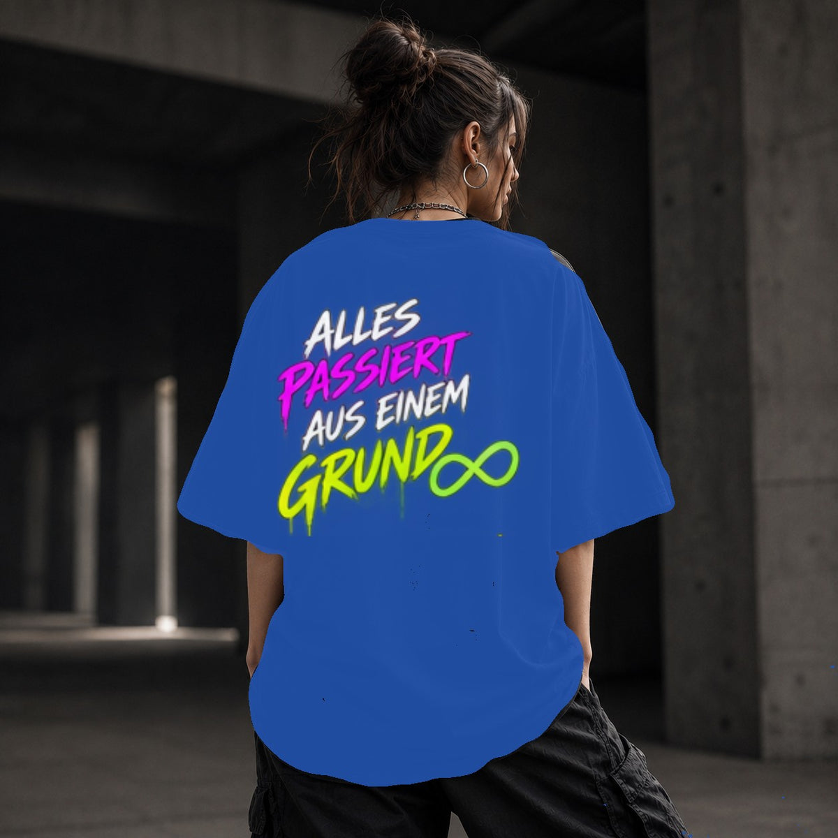 Neon Vibe Damen Oversized T-Shirt – Alles passiert aus einem Grund – DTF Backprint in Blau, Größe 5XL