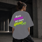 Neon Vibe Damen Oversized T-Shirt – Alles passiert aus einem Grund – DTF Backprint in Grau, Größe 5XL